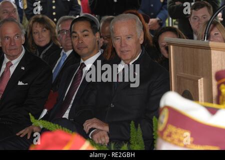 11/11/16 - Veteran's Day Event Vizepräsident Joe Biden am Tag der Feier der Veteran an der Delaware Memorial Bridge als Mitglieder aller Leistungen der Vergangenheit und Gegenwart ehren diejenigen, die gedient haben, in Wilmington, Del. Stockfoto