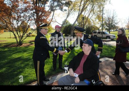 11/11/16 - Veteran's Day Event US-Armee Generalmajor Frank Vavala, Adjutant General Washington National Guard, grüßt Veteranen vor Beginn der Feier zum Tag der Veteran an der Delaware Memorial Bridge als Mitglieder aller Leistungen der Vergangenheit und Gegenwart ehren diejenigen, die gedient haben, in Wilmington, Del. Stockfoto