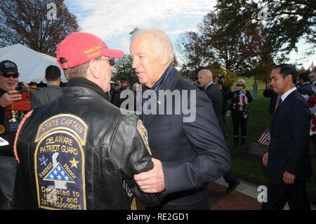 11/11/16 - Veteran's Day Event US-Vizepräsident Joe Biden spricht mit Veteranen, bevor Sie sprechen bei der Feier zum Tag der Veteran an der Delaware Memorial Bridge als Mitglieder aller Leistungen der Vergangenheit und Gegenwart ehren diejenigen, die gedient haben, in Wilmington, Del. Stockfoto