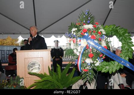 11/11/16 - Veteran's Day Event US-Vizepräsident Joe Biden Adressen der Masse der Veteranen am Tag der Feier der Veteran an der Delaware Memorial Bridge als Mitglieder aller Leistungen der Vergangenheit und Gegenwart ehren diejenigen, die gedient haben, in Wilmington, Del gesammelt Stockfoto