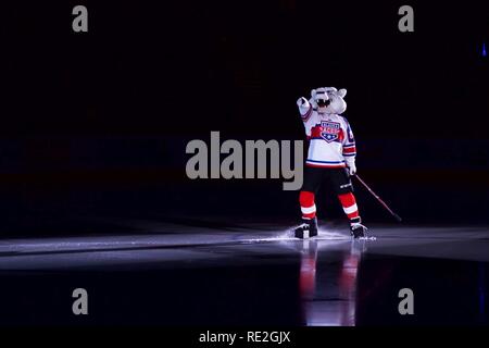 Boomer, der Alaska Aces Maskottchen, grüßt der Gast, November 12, 2016, an der Sullivan Arena in Anchorage, Alaska. Das Alaska Aces ECHL Hockey Team bewirtet der Indianapolis Kraftstoff während der militärischen Anerkennung spiele Nov. 9, 11 und 12 an der Sullivan Arena. Stockfoto