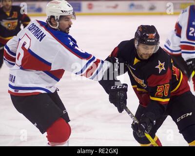 Alaska Aces vorwärts Tim Coffman Verwicklung mit Indianapolis Kraftstoff vorwärts Matt Rupert, November 12, 2016, an der Sullivan Arena in Anchorage, Alaska. Das Alaska Aces ECHL Hockey Team bewirtet der Indianapolis Kraftstoff während der militärischen Anerkennung spiele Nov. 9, 11 und 12 an der Sullivan Arena. Stockfoto