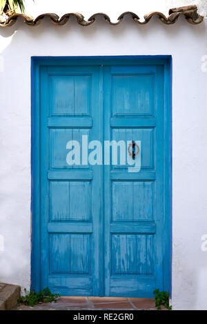 Altea weiße Dorf blaue Tür in Alicante in Spanien Stockfoto