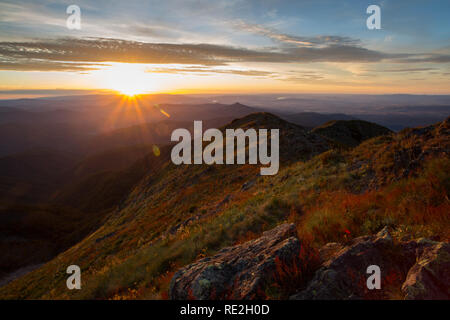 Zeigen Sie vergangene Mansfield bei Sonnenuntergang vom Gipfel des Mt Buller in Victoria, Australien an Stockfoto