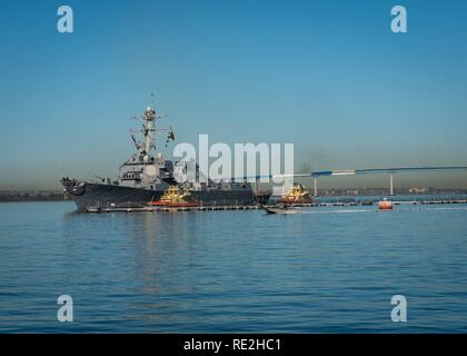 SAN DIEGO (Nov. 14, 2016) - der Arleigh-burke-Klasse geführte Anti-raketen-Zerstörer USS Spruance (DDG111) zurück nach San Diego, 07.11.14, was bedeutet, dass der Abschluss eines 7-monatigen Einsatz. Spruance, zusammen mit geführt - Flugzerstörer USS Decatur (DDG73) und USS Momsen (DDG92), für die Unterstützung der maritimen Sicherheit und Stabilität in der Indo-Asia bereitgestellt - Pazifik Region als Teil des Eröffnungs-USA 3 Flotte Pacific Oberfläche Action Group unter Commander, Destroyer Squadron (CDS) 31. Stockfoto