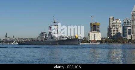 SAN DIEGO (Nov. 14, 2016) - der Arleigh-burke-Klasse geführte Anti-raketen-Zerstörer USS Decatur (DDG73) kehrt in seine Homeport, Naval Base San Diego, nach Abschluss eines 7-Monats Deployment, Nov. 14. Decatur, zusammen mit geführt - Flugzerstörer USS Momsen (DDG92) und USS Spruance (DDG111), für die Unterstützung der maritimen Sicherheit und Stabilität in der Indo-Asia bereitgestellt - Pazifik Region als Teil des Eröffnungs-USA 3 Flotte Pacific Oberfläche Action Group unter Commander, Destroyer Squadron (CDS) 31. Stockfoto