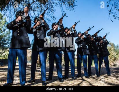 HESPERIA, Kalifornien, - das Hesperia und Park-bezirk Gastgeber eines Veterans Day Zeremonie im Hesperia Lake Park, 11. November 2016. Us-Armee Oberstleutnant Christopher Danbeck, Commander, 1.Staffel, 11 gepanzerte Kavallerie Regiments, diente als einer der Gastredner für die Zeremonie. Abschlussveranstaltung des Tages, eine ehrengarde von einer Truppe, 1 Sqdn, 11. ACR erzeugt eine 21-gun Salute in memoriam und Gedenken an die Männer und Frauen, die gedient haben, sowohl in die Vergangenheit und Gegenwart. Stockfoto