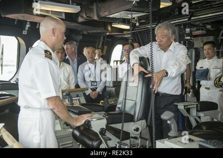 CHANGI NAVAL BASE, Singapur (11. November 2016) Cmdr. Scott Larson, kommandierender Offizier, USS Coronado (LCS 4), bespricht, Fahrbetrieb und Navigation mit dem stellvertretenden Premierminister von Singapur, Herr Teo Chee Hean während einer Tour an Bord des Schiffes. Derzeit turnusmäßig zur Unterstuetzung des asiatisch-pazifischen Raum verlagern, Coronado ist ein schnelles und agiles Kriegsschiff maßgeschneidert auf Patrouille in der Region und die Arbeit littorals Hull - Hull mit Partner Seestreitkräfte, die siebte Flotte mit der flexiblen Möglichkeiten es heute und in Zukunft braucht. Stockfoto