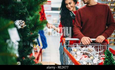 Paar Kaufen Neu Jahr Waren im Supermarkt. Christmas Shopping, die Wahl von Urlaub Dekorationen Stockfoto