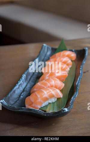 Satz von Lachs Sushi auf Platte Stockfoto