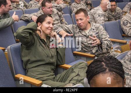 Kapitän Janelle Baron, Links, und Oberstleutnant Benjamin W. Robbins, sowohl mit der 177th Fighter Wing, New Jersey Air National Guard, die Teilnahme an einer Übung für ineffektive Kommunikation während der Professionalität: Humankapital Seminar an der Timmerman, Joint Base Mc Guire-Dix - Lakehurst, New Jersey, November 9, 2016 statt. Oberstleutnant George R. Sanderlin, Beruf des Center of Excellence, New Jersey Air National Guard und 87th Air Base Wing Piloten zusammen mit Armee Reservisten zur Selbstreflexion als Mittel, um besser zu verstehen, wie militärische Mitglieder besser fr geworden Stockfoto