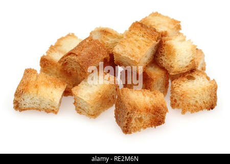 Winzige Brotwürfel auf weißem Hintergrund. Makro, Studio shot Stockfoto