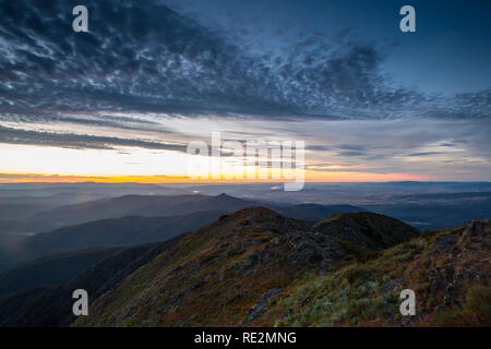 Zeigen Sie vergangene Mansfield bei Sonnenuntergang vom Gipfel des Mt Buller in Victoria, Australien an Stockfoto