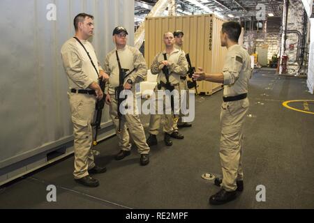 CHANGI NAVAL BASE (15. November 2016) Segler aus Oberfläche Kriegsführung Loslösung 2 implementiert mit USS Coronado (LCS 4) führen einen Betrieb kurz vor Beginn der Begehung, Board, Durchsuchung und Beschlagnahme. Derzeit turnusmäßig zur Unterstuetzung des asiatisch-pazifischen Raum verlagern, Coronado ist ein schnelles und agiles Kriegsschiff maßgeschneidert auf Patrouille in der Region und die Arbeit littorals Hull - Hull mit Partner Seestreitkräfte, die siebte Flotte mit der flexiblen Möglichkeiten es heute und in Zukunft braucht. Stockfoto