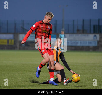 METHIL, Schottland, Großbritannien. East Fife FC nahm auf Greenock Morton in der William Hill Scottish Cup 4 Runde im Bayview Stadion. Die Liga 1 Teil Timer schlug die Mannschaft aus einer Liga vor, um sie in die fünfte Runde. Im Bild: Dylan Deiche (Greenock Morton) und Scott Linton (East Fife) während der William Hill Scottish Cup 4.Runde zwischen East Fife und Greenock Morton in der Ortschaft Hub Bayview Stadion, wo die Liga1-Seite aus zog ein großer Gewinn, den er in der 5. Runde aufmerksam zu machen. © Dave Johnston/Alamy leben Nachrichten Stockfoto