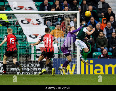 Edinburgh, Midlothian, Großbritannien. 19.01.2019. Bild zeigt: links Hibs" Mittelfeldspieler, Daryl Horgan, Köpfe 2. Ziel der Startseite seine Seite während der ersten Hälfte als Hibs spielen Wirt nach Elgin City in der vierten Runde des schottischen Schale an der Easter Road Stadium, Edinburgh Credit: Alamy/Ian Jacobs Credit: Ian Jacobs/Alamy Live News Credit: Ian Jacobs/Alamy leben Nachrichten Stockfoto