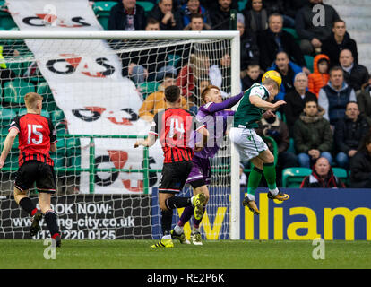 Edinburgh, Midlothian, Großbritannien. 19.01.2019. Bild zeigt: links Hibs" Mittelfeldspieler, Daryl Horgan, Köpfe 2. Ziel der Startseite seine Seite während der ersten Hälfte als Hibs spielen Wirt nach Elgin City in der vierten Runde des schottischen Schale an der Easter Road Stadium, Edinburgh Credit: Alamy/Ian Jacobs Credit: Ian Jacobs/Alamy Live News Credit: Ian Jacobs/Alamy leben Nachrichten Stockfoto