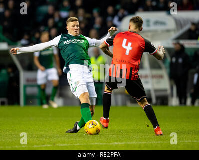 Edinburgh, Midlothian, Großbritannien. 19.01.2019. Bild zeigt: Schweizer Hibs' Stürmer, Florian Kamberi, stößt die Kugel hinter Elgin Center zurück, Darryl McHardy, der in der zweiten Hälfte als Hibs spielen Wirt nach Elgin City in der vierten Runde des schottischen Schale an der Easter Road Stadium, Edinburgh Credit: Alamy/Ian Jacobs Credit: Ian Jacobs/Alamy leben Nachrichten Stockfoto