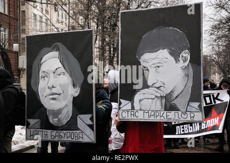 Moskau, Russland. Jan, 2019 19. Die Teilnehmer tragen die Porträts von Markelow und Baburova auf einer Kundgebung zum 10. Jahrestag der Ermordung zu gedenken. Credit: Aleks Lokhmutov/Alamy Leben Nachrichten. Stockfoto