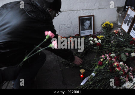 Moskau, Russland. Jan, 2019 19. Die Menschen sind mit Blumen an der Stelle, wo Stanislaw Markelow und Anastasia Baburova ermordet wurden. Hunderte in Moskau versammelt, um den 10. Jahrestag ihres Todes in den Händen eines neo-Nazi am 19. Januar 2009 zu gedenken. Credit: Aleks Lokhmutov/Alamy Leben Nachrichten. Stockfoto