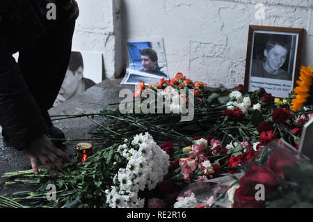 Moskau, Russland. Jan, 2019 19. Die Menschen sind mit Blumen an der Stelle, wo Stanislaw Markelow und Anastasia Baburova ermordet wurden. Hunderte in Moskau versammelt, um den 10. Jahrestag ihres Todes in den Händen eines neo-Nazi am 19. Januar 2009 zu gedenken. Credit: Aleks Lokhmutov/Alamy Leben Nachrichten. Stockfoto