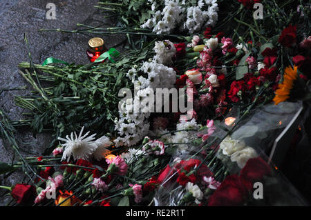 Moskau, Russland. Jan, 2019 19. Die Menschen sind mit Blumen an der Stelle, wo Stanislaw Markelow und Anastasia Baburova ermordet wurden. Hunderte in Moskau versammelt, um den 10. Jahrestag ihres Todes in den Händen eines neo-Nazi am 19. Januar 2009 zu gedenken. Credit: Aleks Lokhmutov/Alamy Leben Nachrichten. Stockfoto