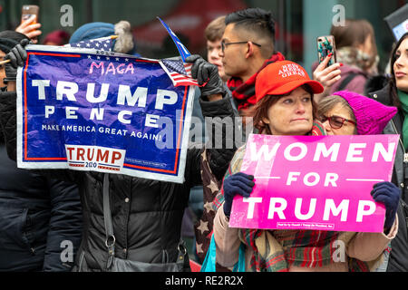 New York, USA, 19. JAN 2019 - Gegendemonstranten tragen Pro - Trumpf am März der Frauen in New York City. Foto von Enrique Shore Credit: Enrique Ufer/Alamy leben Nachrichten Stockfoto