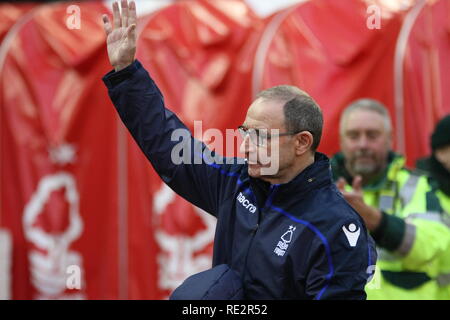 Nottingham, Nottinghamshire, Großbritannien. 19. Januar, 2018. Martin O'Neill grüßt die Menge und nimmt seinen Platz im Wald unterstand, als er kostenlos von Nottingham Forest zum ersten Mal seit seiner Ernennung als Manager übernimmt. Foto: Simon Newbury/Alamy leben Nachrichten Stockfoto