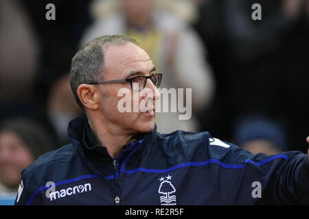 Nottingham, Nottinghamshire, Großbritannien. 19. Januar, 2018. Martin O'Neill grüßt die Menge und nimmt seinen Platz im Wald unterstand, als er kostenlos von Nottingham Forest zum ersten Mal seit seiner Ernennung als Manager übernimmt. Foto: Simon Newbury/Alamy leben Nachrichten Stockfoto