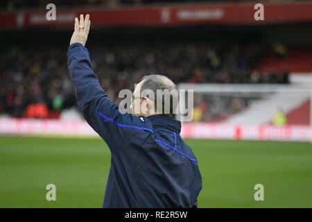 Nottingham, Nottinghamshire, Großbritannien. 19. Januar, 2018. Martin O'Neill grüßt die Menge und nimmt seinen Platz im Wald unterstand, als er kostenlos von Nottingham Forest zum ersten Mal seit seiner Ernennung als Manager übernimmt. Foto: Simon Newbury/Alamy leben Nachrichten Stockfoto