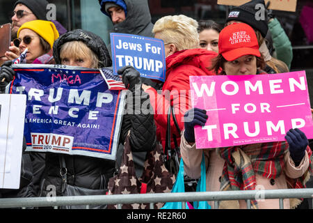 New York, USA, 19. JAN 2019 - Gegendemonstranten tragen Pro - Trumpf am März der Frauen in New York City. Foto von Enrique Shore Credit: Enrique Ufer/Alamy leben Nachrichten Stockfoto