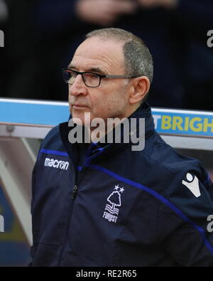 Nottingham, Nottinghamshire, Großbritannien. 19. Januar, 2018. Martin O'Neill grüßt die Menge und nimmt seinen Platz im Wald unterstand, als er kostenlos von Nottingham Forest zum ersten Mal seit seiner Ernennung als Manager übernimmt. Foto: Simon Newbury/Alamy leben Nachrichten Stockfoto