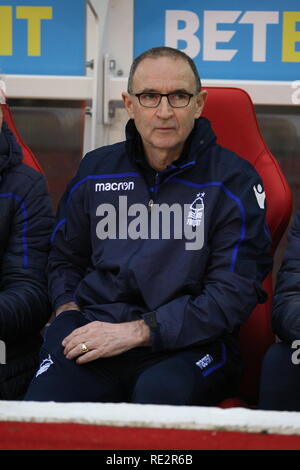 Nottingham, Nottinghamshire, Großbritannien. 19. Januar, 2018. Martin O'Neill grüßt die Menge und nimmt seinen Platz im Wald unterstand, als er kostenlos von Nottingham Forest zum ersten Mal seit seiner Ernennung als Manager übernimmt. Foto: Simon Newbury/Alamy leben Nachrichten Stockfoto