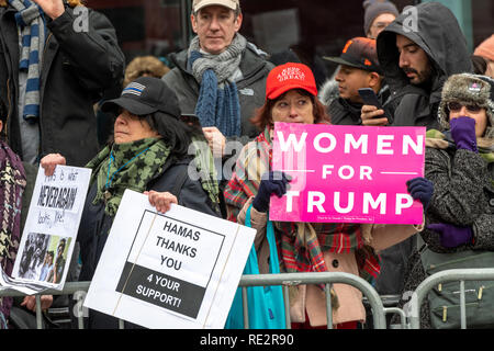 New York, USA, 19. JAN 2019 - Gegendemonstranten tragen Pro - Trumpf am März der Frauen in New York City. Foto von Enrique Shore Credit: Enrique Ufer/Alamy leben Nachrichten Stockfoto