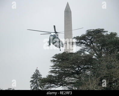 Washington, USA. 19. Januar 2019. Marine One, mit dem Präsidenten der Vereinigten Staaten Donald J. Trumpf an Bord, kommt auf der South Lawn des Weißen Hauses in Washington, DC am Samstag, 19. Januar 2019 im Anschluss an eine Reise nach Dover AFB, wo der Präsident mit den Familien der vier Amerikaner, die in einer Explosion Mittwoch in Syrien getötet wurden. Credit: Ron Sachs/Pool über CNP | Verwendung der weltweiten Kredit: dpa Picture alliance/Alamy leben Nachrichten Stockfoto