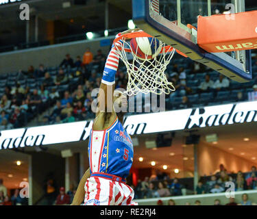 Memphis, TN, USA. Jan, 2019 18. Harlem Globetrotters vorwärts, Bulldog (5), erhält die Slam, während der Ausstellung Spiel gegen die Washington Generäle bei der Fed Ex Forum in Memphis, TN. Kevin Langley/Sport Süd Media/CSM/Alamy Live News Credit: Cal Sport Media/Alamy leben Nachrichten Stockfoto