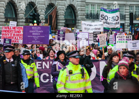 London, Großbritannien. 19. Januar, 2019. Tausende von Frauen nehmen Teil im März dem Weltweiten von BBC Broadcasting House, Trafalgar Square ein Brot & Rosen Kundgebung gegen Sparkurs, den Frauen März London organisiert. Credit: Mark Kerrison/Alamy leben Nachrichten Stockfoto