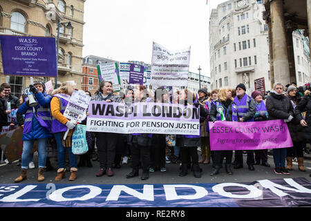 London, Großbritannien. 19. Januar, 2019. Frauen aus waspi London melden Sie Tausende anderer Frauen, die im März dem Weltweiten von BBC Broadcasting House, Trafalgar Square ein Brot & Rosen Kundgebung gegen Sparkurs, den Frauen März London organisiert. Credit: Mark Kerrison/Alamy leben Nachrichten Stockfoto