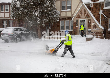 Detroit, Michigan, USA - 19. Januar 2019 - Jugend die Zusammenarbeit mit der gemeinnützigen Rasen Akademie klar Schnee für Senioren, Behinderte und Veteranen nach einem großen Sturm durch den Mittelwesten verschoben. Der Rasen Akademie hires Jugend Nachbarschaften im Sommer zu verschönern und zu löschen Schnee im Winter. Stockfoto