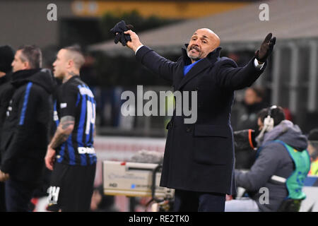 Foto Claudio Grassi/LaPresse 19 Maggio 2005 2019 Milano (MI) Italia sport calcio Inter vs Sassuolo - Campionato di calcio Serie A TIM 2018/2019 - Stadio Giuseppe Meazza. Nella Foto: delusione allenatore di Luciano Spalletti (Inter)Foto Claudio Grassi/LaPresse Januar 19, 2019 Mailand (MI) Italien Sport Fussball FC Internazionale Mailand vs US Sassuolo - Italienische Fußball-Liga Serie A TIM 2018/2019 - Giuseppe Meazza Stadion. In der Pic: Luciano Spalletti (Allenatore Inter) Täuschung Stockfoto