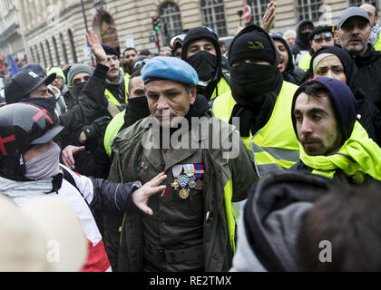 Paris, Frankreich. Jan, 2019 19. 19. Januar: Französisch gelb (Gilets jaunes) Protesters clash mit französischen Polizisten während der Demonstration gegen die Verschlechterung der wirtschaftlichen Bedingungen um Invalides Platz in Paris, Frankreich am 19. Januar 2019. (Bild: © Elyxandro CegarraZUMA Draht) Credit: ZUMA Press, Inc./Alamy leben Nachrichten Stockfoto