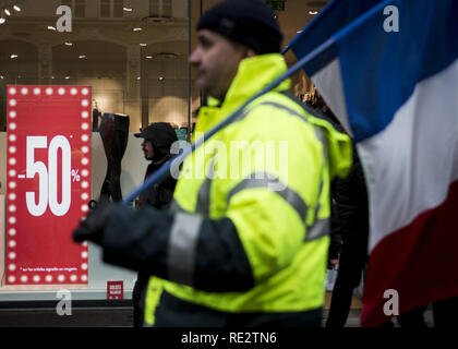 Paris, Frankreich. Jan, 2019 19. 19. Januar: Französisch gelb (Gilets jaunes) Protesters clash mit französischen Polizisten während der Demonstration gegen die Verschlechterung der wirtschaftlichen Bedingungen um Invalides Platz in Paris, Frankreich am 19. Januar 2019. (Bild: © Elyxandro CegarraZUMA Draht) Credit: ZUMA Press, Inc./Alamy leben Nachrichten Stockfoto