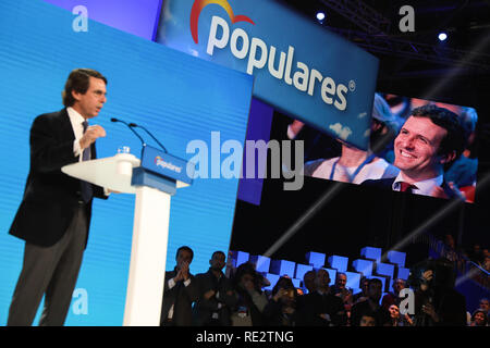 Madrid, Spanien. 19. Jan 2019. Jose Maria Aznar beobachtet, als er während der Veranstaltung. Die PP feiert National Convention die wichtigsten Linien ihrer Wahlprogramme für die drei Wahlen für Mai 26 geplant sind der Schlüssel zu schaffen und die Führung der beliebten Präsidenten, Manometer, Pablo Casado Credit: SOPA Images Limited/Alamy leben Nachrichten Stockfoto