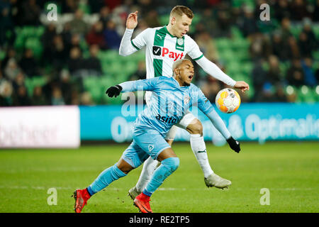 GRONINGEN, 08-07-2019 Fußball, niederländischen Eredivisie Saison 2018 - 2019, Stadion Grolsch Veste. Groningen player Jeffrey Chabot und Heracles player Lerin Duarte während des Spiels FC Groningen - Herakles Stockfoto