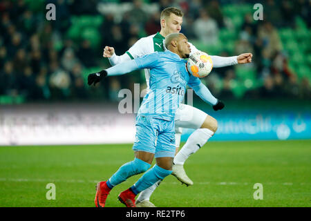 GRONINGEN, 08-07-2019 Fußball, niederländischen Eredivisie Saison 2018 - 2019, Stadion Grolsch Veste. Groningen player Jeffrey Chabot und Heracles player Lerin Duarte während des Spiels FC Groningen - Herakles Stockfoto