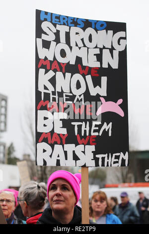 Eugene, Oregon, USA. 19. Januar, 2019. Eine Frau mit einem Schild im März der Frauen in Eugene, Oregon. Credit: Gina Kelly/Alamy leben Nachrichten Stockfoto