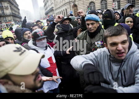 Paris, Frankreich. Jan, 2019 19. 19. Januar: Französisch gelb (Gilets jaunes) Protesters clash mit französischen Polizisten während der Demonstration gegen die Verschlechterung der wirtschaftlichen Bedingungen um Invalides Platz in Paris, Frankreich am 19. Januar 2019. (Bild: © Elyxandro CegarraZUMA Draht) Credit: ZUMA Press, Inc./Alamy leben Nachrichten Stockfoto