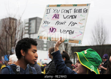 Eugene, Oregon, USA. 19. Januar, 2019. Teilnehmer an März der Frauen in Eugene, Oregon Holding unterzeichnen. Credit: Gina Kelly/Alamy leben Nachrichten Stockfoto