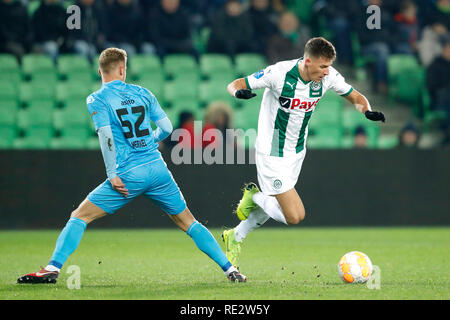 GRONINGEN, 08-07-2019 Fußball, niederländischen Eredivisie Saison 2018 - 2019, Stadion Grolsch Veste. Groningen Spieler Samir Memisevic und Heracles Spieler Alexander Merkel während des Spiels FC Groningen - Herakles Stockfoto