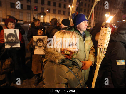 Kiew, Ukraine. 19. Jan 2019. Eine Frau gesehen, die eine Fackel während der Demonstration. Ukrainische Aktivisten der verschiedenen Nationalisten Bewegungen gesehen, die Teilnahme an einer Rallye die Untersuchung der tötungen der Maidan Aktivisten während Euromaidan oder Revolution der Würde 2014 zu verlangen. Der Protest ist der Jahrestag der Eskalation der Konfrontation während Euromaidan zeitlich am 19. Januar 2014. Credit: SOPA Images Limited/Alamy leben Nachrichten